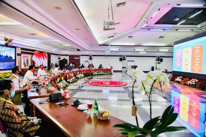 
Jokowi Minta Daerah Tak Paksakan Adaptasi Kebiasaan Baru Tanpa Perhatikan Data Sains