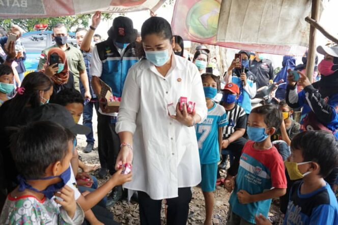 
Feby Deru Semangati Anak-Anak Korban Bencana Kebakaran