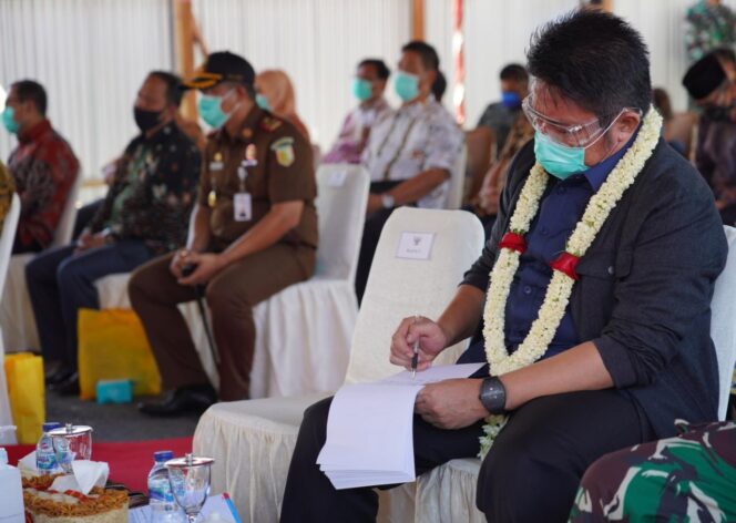 
					Gubernur Sumsel Herman Deru saat berikan bantuan ke RSUD Baturaja (Dok. Humas Pemprov Sumsel)