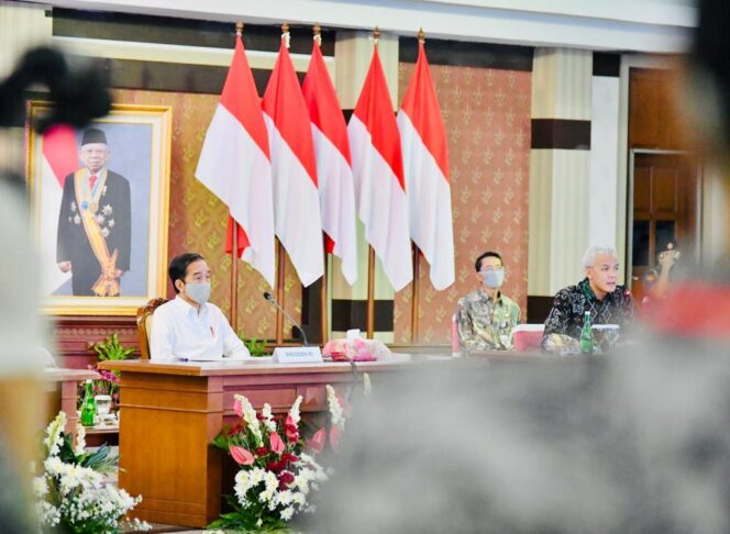 
Jokowi: Kelola Krisis dengan Hati-hati