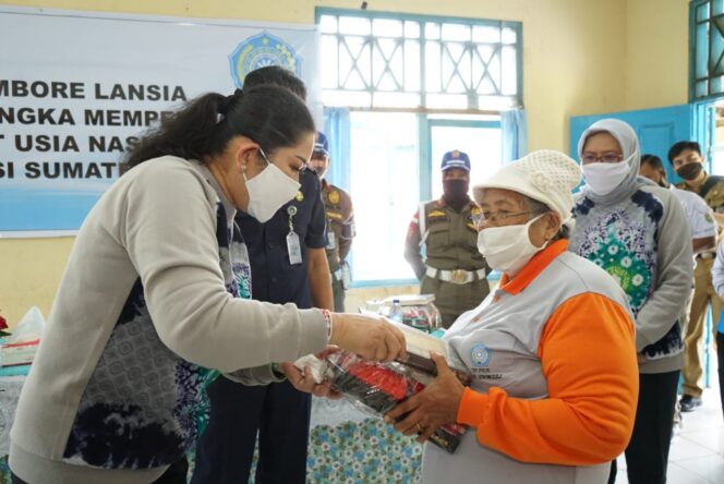 
					Peduli Lansia, Feby Deru Salurkan Ratusan Paket Bantuan ke Empat Panti Sosial