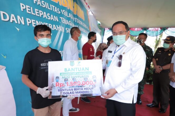 
Bupati Muba Dodi Reza Serahkan Insentif ke Tenaga Medis