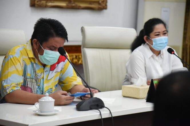
					Gubernur Sumsel Herman Deru (kiri) Ketua PMI Sumsel Febri (kanan)