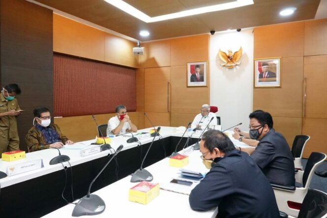 
					Wakil Gubernur Mawardi Yahya Pimpin Rapat
Tindak Lanjut Surat Permohonan dari Asosiasi Perguruan Tinggi Swasta Indonesia (APTISI) (Dok. Humas Pemprov Sumsel)