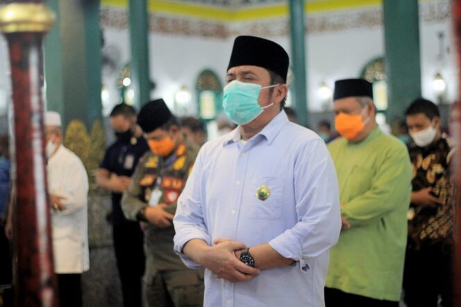 
					Gubernur Sumsel Herman Deru Saat Melakukan Salat di Masjid Agung Palembang (Dok. Humas Pemprov Sumsel)
