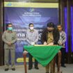 Sekda Sumsel Nasrun Umar Menandatangani
Pencanangan Pembangunan Zona Integritas Menuju WBK atau WBBM Dalam Tata Kelola Pemerintahan (Dok. Pemprov Sumsel)