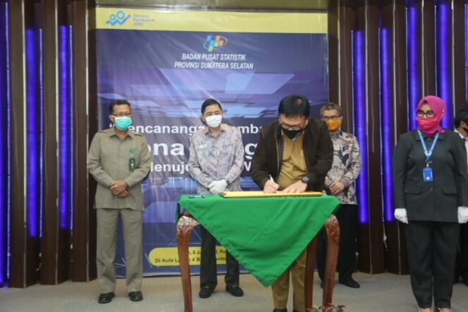 
					Sekda Sumsel Nasrun Umar Menandatangani
 Pencanangan Pembangunan Zona Integritas Menuju WBK atau WBBM Dalam Tata Kelola Pemerintahan (Dok. Pemprov Sumsel)