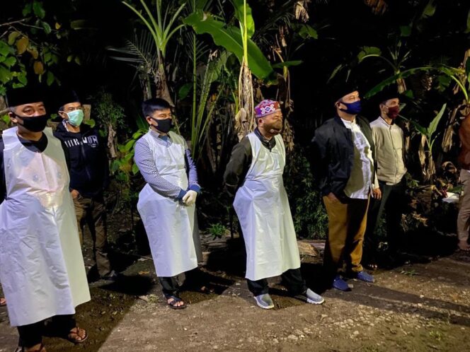 
Dini Hari, Sekda Muba Pakai Baju Hazmat Hadiri Pemakaman ASN Diduga Covid-19