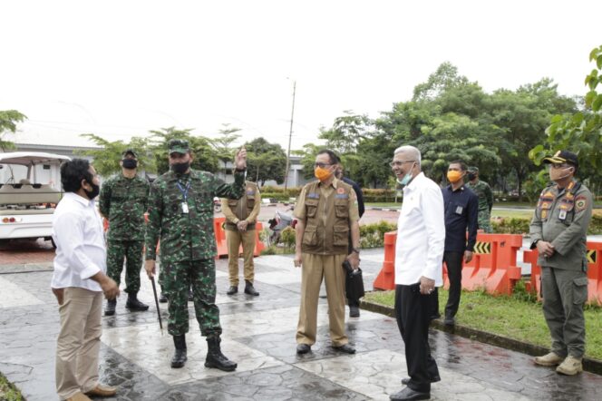 
					Wakil Gubernur Sumsel Mawardi Yahya (kanan) membuka secara Langsung Swab Tes Gratis di Jakabaring Palembang (Dok. Humas Pemprov Sumsel)