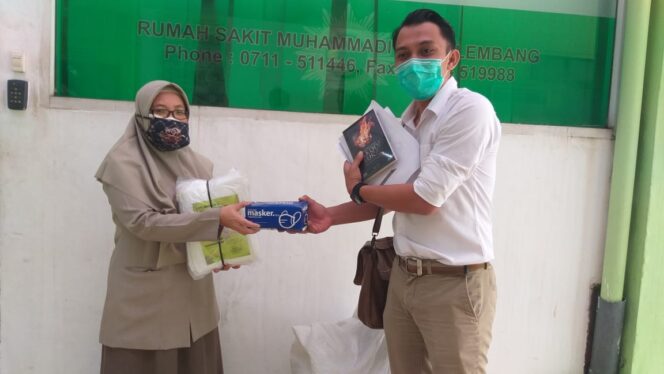 
AJI Palembang Berikan Bantuan 72 Hazmat ke Rumah Sakit Muhammadiyah