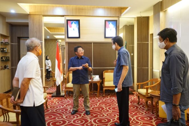 
					Gubernur Sumsel Herman Deru Menerima Audensi kampus STIE-STMIK Multi Data Palembang (MDP) (Dok. Humas Pemprov Sumsel)