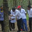 Presiden Jokowi bersama Gubernur Sumsel Herman Deru menghadiri Acara Silaturahmi Petani Karet, di Balai Pusat Penelitian Karet Sembawa Kabupaten Banyuasin (Dok Humas Pemprov Sumsel)
