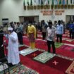 Gubernur Sumsel Herman Deru melaksanakan salat Jumat di Kantor Gubernur Sumsel (Dok. Humas Pemprov Sumsel)