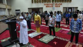 Gubernur Sumsel Herman Deru melaksanakan salat Jumat di Kantor Gubernur Sumsel (Dok. Humas Pemprov Sumsel)