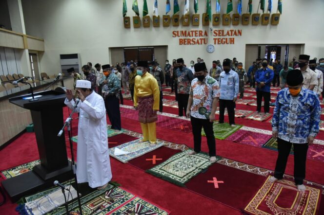 
					Gubernur Sumsel Herman Deru melaksanakan salat Jumat di Kantor Gubernur Sumsel (Dok. Humas Pemprov Sumsel)