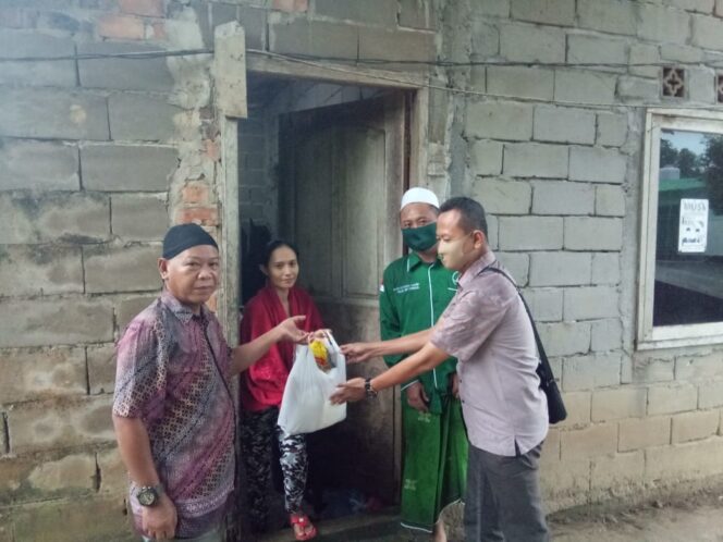 
					Intelkam Polda Sumsel bersama DPP Forpess Bagikan Sembako Gratis Kepada Warga