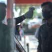 Pengecekan Suhu Tubuh yang dilakukan oleh Tim Medis (Dok. Urban Id)