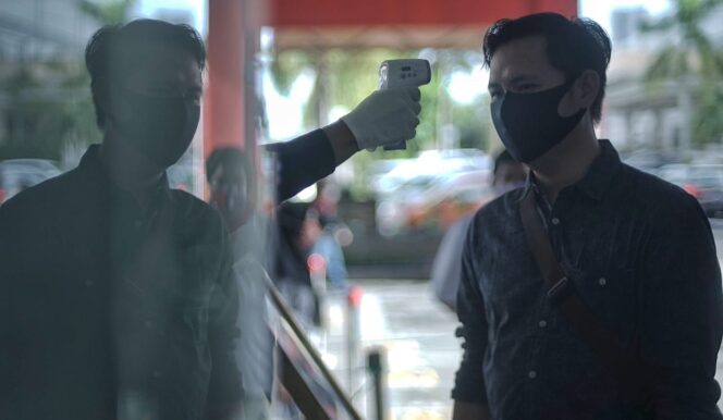 
					Pengecekan Suhu Tubuh yang dilakukan oleh Tim Medis (Dok. Urban Id)