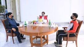 Presiden berbincang dengan Panglima TNI dan Kapolri di lingkungan Istana Kepresidenan Bogor, Provinsi Jawa Barat, Minggu (7/6). (Dok. Seskab)
