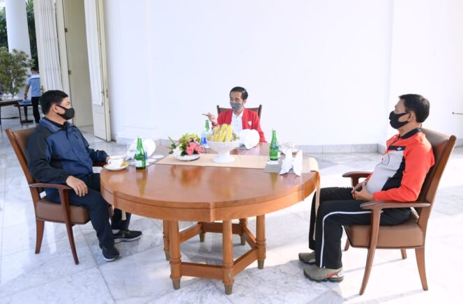 
					Presiden berbincang dengan Panglima TNI dan Kapolri di lingkungan Istana Kepresidenan Bogor, Provinsi Jawa Barat, Minggu (7/6). (Dok. Seskab)

