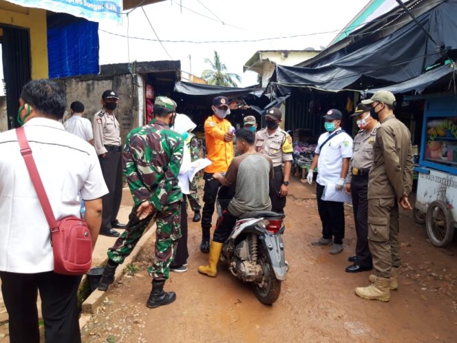 
Gugus tugas Covid-19 Muba sosialisasi protokol kesehatan di Pasar (Dok. Urban Id)