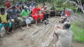 Wabup Muba Beni Henerdi (pakaian berwarnah merah) sosoiaslisi stop Ilegal Fishing (Dok. Muba)
