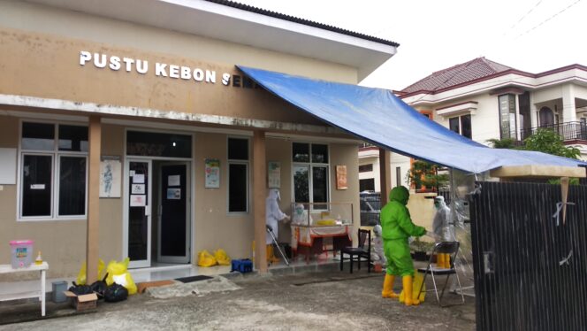 
Susana saat Pedagang Kebon Semai Palembang diambil sampel swab dan rapid Test (Dok. Urban Id)