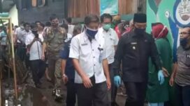 PLT Bupati Muara Enim Juarsah (Kanan) Beserta Rombongan Datangi Korban Kebakaran (Dok. Urban Id)