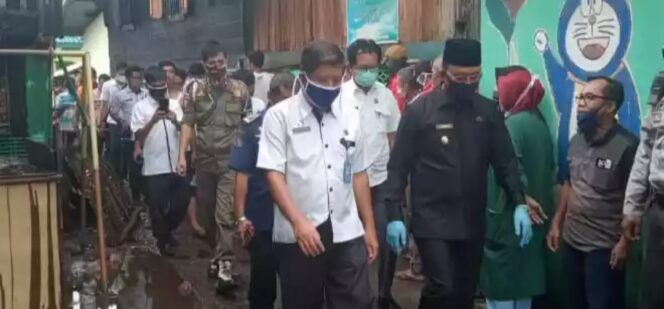 
					PLT Bupati Muara Enim Juarsah (Kanan) Beserta Rombongan Datangi Korban Kebakaran (Dok. Urban Id)