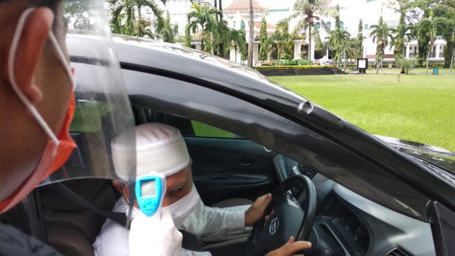 
					Pemeriksaan suhu tubuh di area masjid agung palembang (Dok. Urban Id)