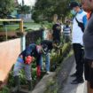 Plt bupati Muara Enim Juarsah Gotong-Royong bersihkan selokan (Dok. Urban Id)