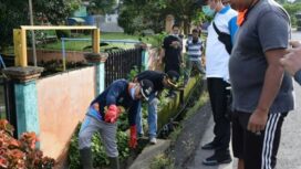 Plt bupati Muara Enim Juarsah Gotong-Royong bersihkan selokan (Dok. Urban Id)
