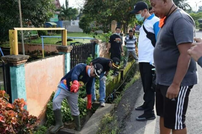 
					Plt bupati Muara Enim Juarsah Gotong-Royong bersihkan selokan (Dok. Urban Id)