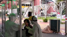 Seorang Pria Lakukan Swab Tes (Dok. Urban Id)