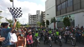 Gubernur Sumsel Herman Deru Bersama Menteri Pariwisata Melepas TNI Polri pembagian paket sembako gratis (Dok. Urban Id)