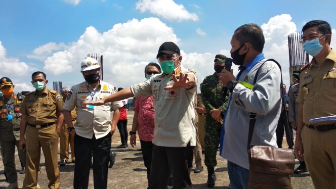 
					Gubernur Sumsel Herman Deru Melihat Bangunan Proyek Masjid Raya Sriwijaya (Dok. Urban Id)