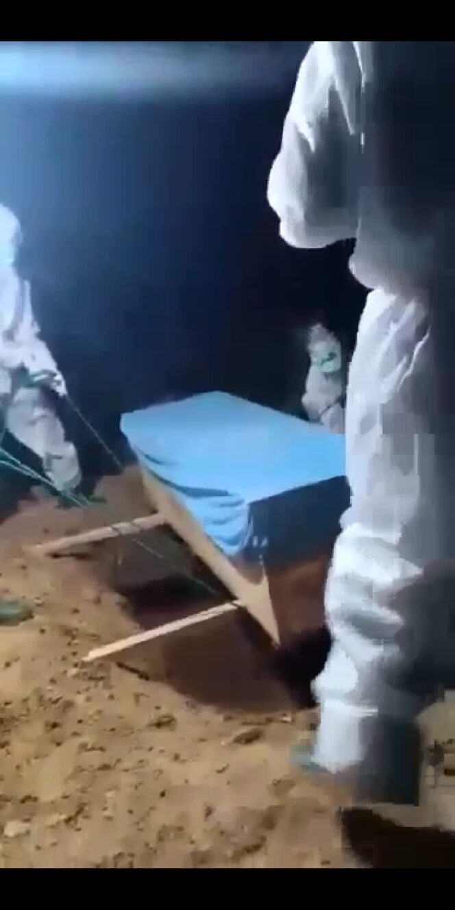 
					Suasana pemakaman jenazah PDP (Potongan Video)