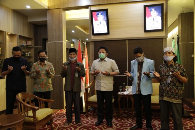 
					Gubernur Sumsel Herman Deru Bersama  Ketua BKPRMI, Ketua Forum Pondok Pesantren Sumsel dan Ketua PMM (Dok. Humas Pemprov Sumsel)