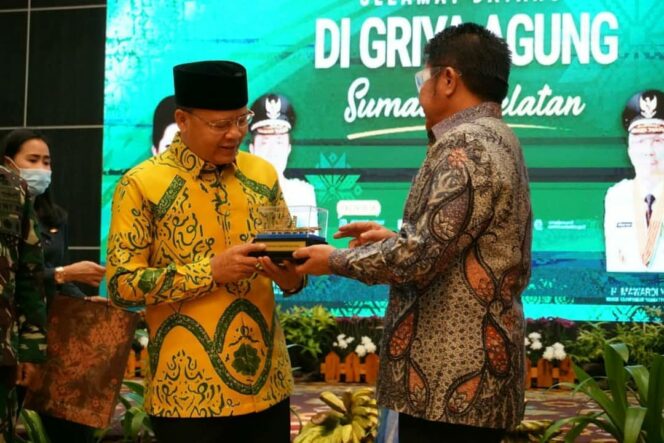 
Gubernur Sumatera Selatan Herman Deru (kanan) dan Gubernur Bengkulu, Rohidin Mersyah (kiri) (Dok Humas Pemprov Sumsel)