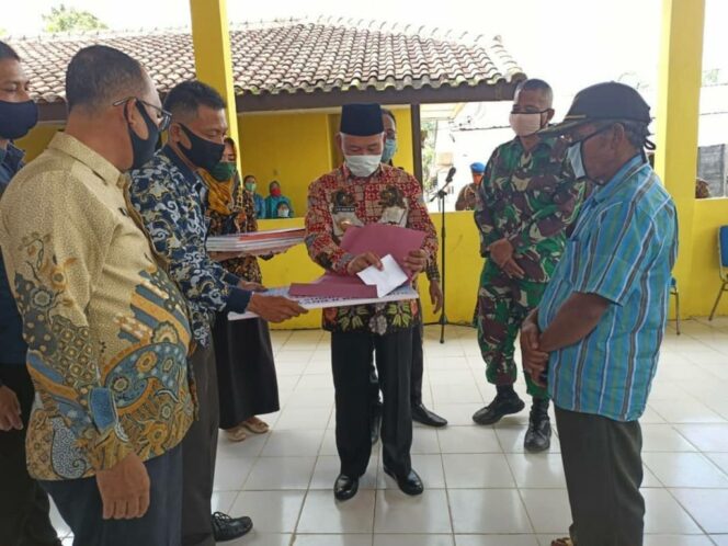 
					Bupati OKU Timur Bagikan BLT Dana Desa