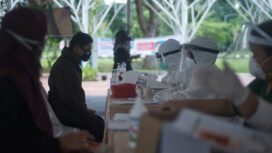 Seorang warga yang tengah mengikuti swab test massal BNI yang berlokasi di Jakabaring Sport City Palembang, Senin (8/6) Foto: ary priyanto/Urban Id