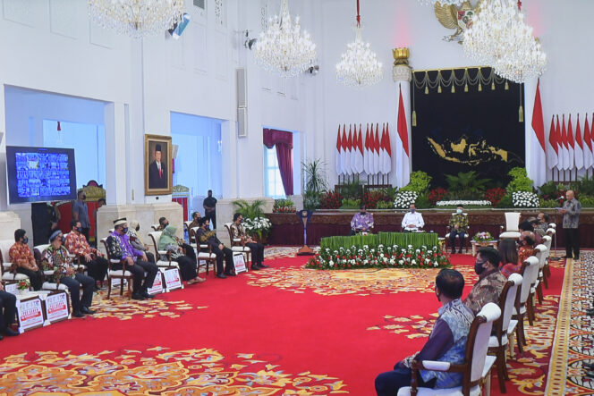 
Jokowi: Perintahkan Menteri KUKM Berikan Relaksasi dan Restrukturisasi pada Koperasi serta UKM