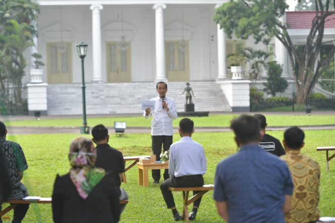 
Jokowi Berikan Bantuan Modal Kerja pada 65 Penerima di Istana Bogor