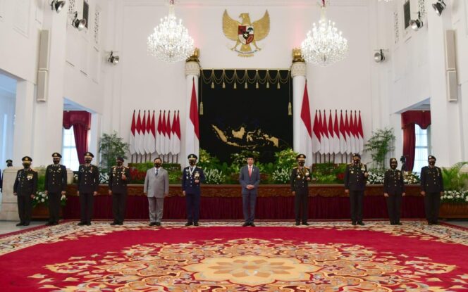 
Pimpin Peringatan ke-74 Hari Bhayangkara, Jokowi Anugerahkan Tanda Kehormatan