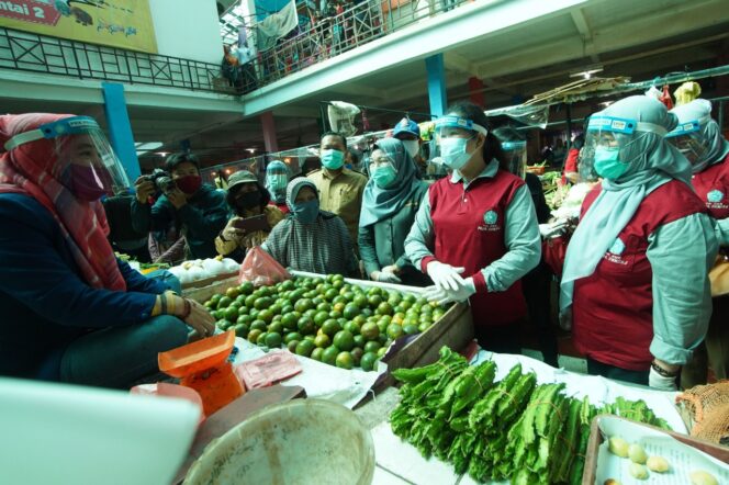
					Ratusan Pedagang Pasar Plaju dapat Bantuan APD dari Feby Deru