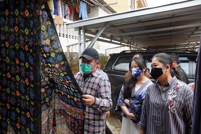 
Telusuri Gang Sempit, Herman Deru Temui Warganya yang  Masih Dulang Berkah Ditengah Corona