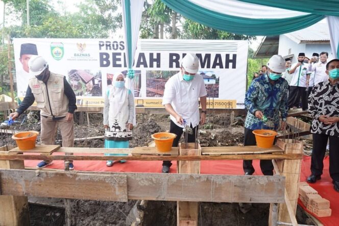 
Resmikan Program Bedah Rumah, HD Targetkan Satu Bulan Satu Rumah