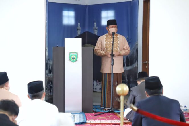
Herman Deru dan Keluarga Pilih Shalat Ied di Musala Griya Agung