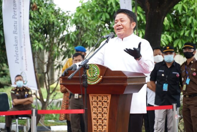 
Herman Deru Apresiasi Inisiasi Kajati Sumsel Bangun Masjid di Pinggir Jalan