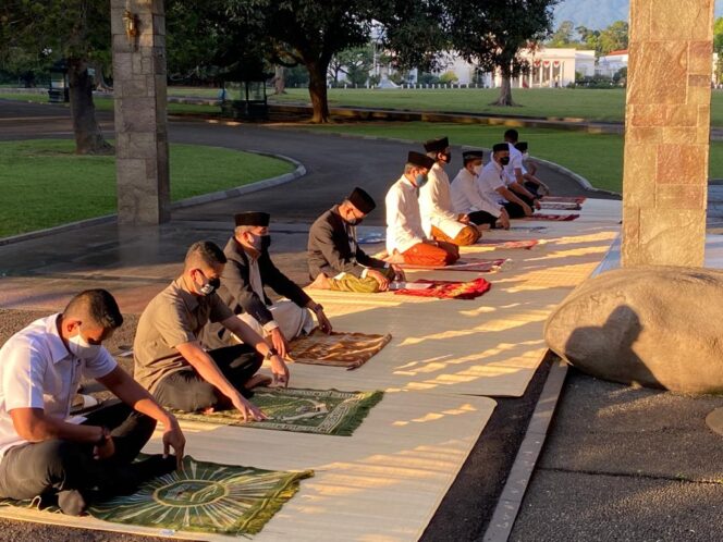 
					Jokowi Salat Iduladha di Halaman Wisma Bayurini
